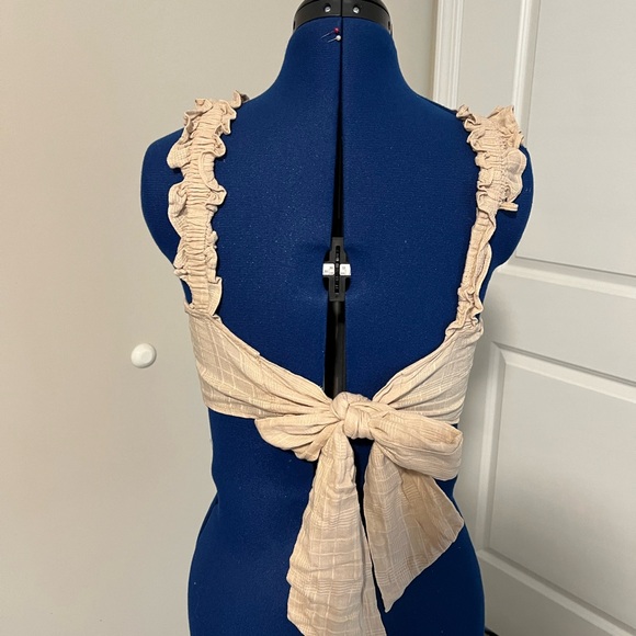 S/M Beige Crop Top with a Low Back - Picture 3 of 3